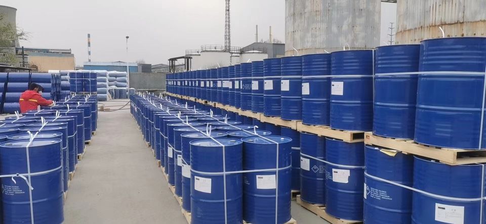 Sealed Methylene Chloride Iron Drums in Warehouse