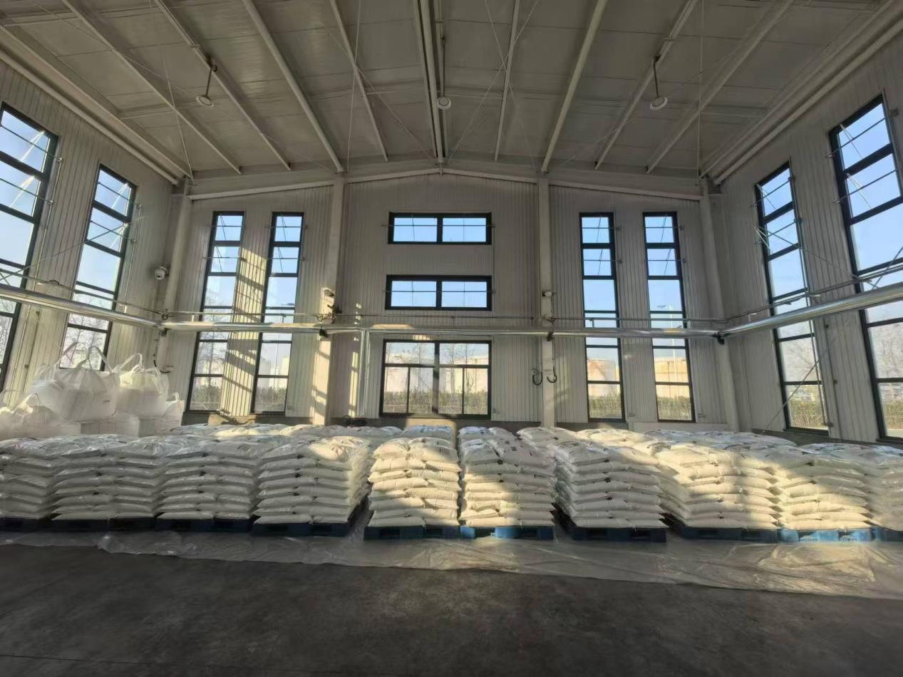 Sinoedge Chemical Modern Warehouse and Palletized Thiourea Inventory